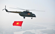 Máy bay thả cờ trên bầu trời TP.HCM, đại bác tập luyện ở bến Bạch Đằng sáng 18-4