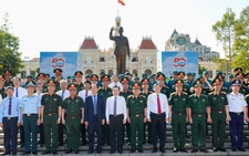 Lãnh đạo Bộ Quốc phòng, Thành ủy TP.HCM dâng hoa tưởng niệm Chủ tịch Hồ Chí Minh