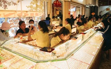 Chen nhau bán khi giá vàng bốc hơi 6 triệu đồng/lượng