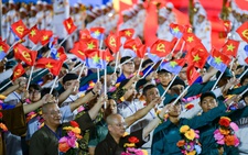 Bạn trẻ 'săn' chỗ đẹp xem diễu binh 30-4, quán cà phê 'cháy' chỗ