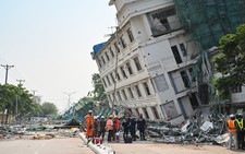 Điều kỳ diệu ở Myanmar: Người đàn ông được giải cứu sau 5 ngày kẹt dưới đống đổ nát