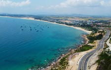 Làm cầu ngắm cảnh trên tuyến đường ven biển đẹp nhất Bình Định