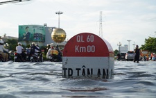 Quốc lộ huyết mạch về miền Tây kẹt cứng vì triều cường gây ngập