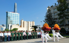 Leaders from defense ministry, Ho Chi Minh City pay tribute to President Ho Chi Minh
