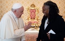 Diễn viên Whoopi Goldberg và nhiều người nổi tiếng tiếc thương Giáo hoàng
