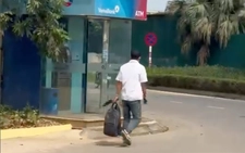Người đàn ông cầm dao xông vào cướp ngân hàng ở Hà Nội