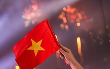 Pháo hoa rực sáng bầu trời Hà Nội mừng 50 năm thống nhất đất nước