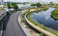 Tất bật trải nhựa 3,7km đường đầu tiên ven kênh Tham Lương, thông xe kỹ thuật trước 30-4