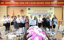 Bộ Y tế tiếp nhận nửa triệu liều vắc xin sởi do FPT Long Châu trao tặng