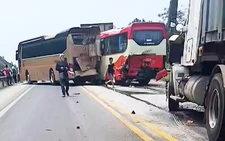 5 ô tô tông liên hoàn trên cao tốc 2 làn xe