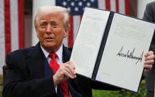 Ký kỷ lục 124 sắc lệnh trong 3 tháng, ông Trump đang viết lại trật tự pháp lý nước Mỹ?