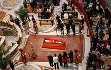 Vatican cấm khách đến viếng chụp ảnh gần linh cữu Giáo hoàng Francis