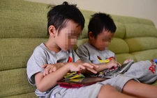 Điện thoại trên bàn ăn có phải thủ phạm âm thầm với sức khỏe trẻ nhỏ?