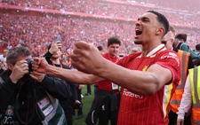 Fan Liverpool mượn men chiến thắng nài nỉ Trent Alexander-Arnold ở lại