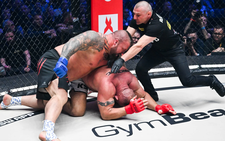 'Người đàn ông khỏe nhất thế giới' đánh MMA bị knock-out sau 30 giây