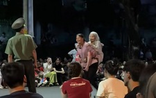 Con gái cõng mẹ già đi xem tổng duyệt diễu binh lúc 2 giờ sáng