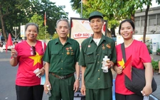 Lên mạng tìm cựu chiến binh để hỗ trợ về TP.HCM xem lễ 50 năm thống nhất đất nước