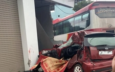 Xe khách 45 chỗ mất lái, đâm vào nhà dân làm một người chết