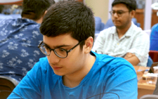 Kỳ thủ 14 tuổi thắng sốc 'vua cờ' Carlsen