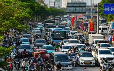 Người dân ùn ùn rời Hà Nội nghỉ lễ, dòng xe hàng cây số nhích từng chút ở cửa ngõ