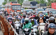 Người dân bắt đầu nghỉ lễ, xe cộ 'rồng rắn' hàng km tại các cửa ngõ TP.HCM