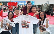 Áo 'Độc lập - Hạnh phúc' tặng du khách