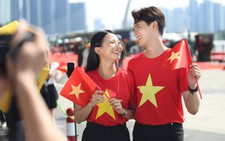 Hàng ngàn người đổ về trung tâm TP.HCM chụp ảnh, tham quan trước lễ 30-4