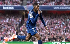 Arsenal yếu đuối thua PSG ngay trên sân nhà