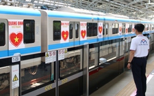Toa tàu metro gắn tên tỉnh thành và biểu trưng mừng đại lễ 30-4