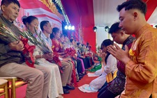 Lễ hội Bách thiện hiếu vi tiên: Con cái quỳ xuống nói lời tri ân cha mẹ