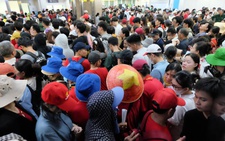 Sau lễ diễu binh, dòng người đổ về các ga, metro số 1 xả cổng đón khách