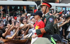 Đoàn diễu binh xuống phố, trùng trùng đoàn quân đi trong vòng tay nhân dân
