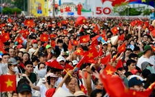Người dân vỡ òa, vẫy cờ chào mừng các đoàn diễu binh