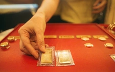 Giá vàng thế giới giằng co quanh ngưỡng 3.300 USD/ounce