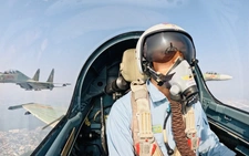 Xem clip và hình ảnh camera hành trình tiêm kích Su-30MK2 thả bẫy nhiệt