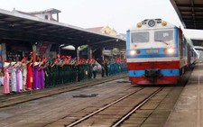 2 đoàn tàu chở lực lượng diễu binh dịp 30-4 của Bộ Quốc phòng dừng tại ga Đồng Hới