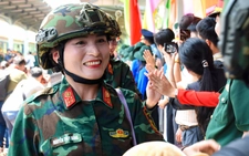 Nồng nhiệt đón chào những bóng hồng diễu binh, diễu hành đến Biên Hòa