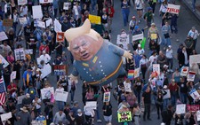 Thuế ông Trump có hiệu lực, biểu tình đồng loạt khắp nước Mỹ, Canada, Mexico, châu Âu