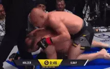 Võ sĩ MMA bị đấm văng khỏi võ đài sau màn ăn mừng lạ đời