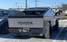 Hàng loạt chủ xe Tesla thay logo, giả vờ lái xe Toyota, Honda để tránh bị phá hoại