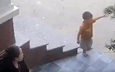 Dân mạng rần rần khen bé trai 3 tuổi gọi người lớn cứu bạn rơi xuống hố sâu