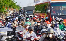Người dân chen chúc qua cầu Rạch Miễu sau kỳ nghỉ lễ, phải xả trạm thu phí