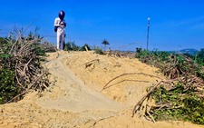 Hiện tượng lạ: Sau tiếng nổ lớn, bùn dưới lòng đất liên tục phun trào