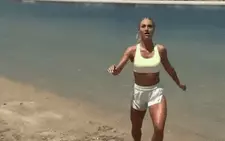 'Nữ thần sân cỏ' Alisha Lehmann khiến fan 'ngộp thở' với màn tập luyện trên bãi biển