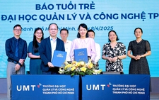 Sinh viên Trường đại học Quản lý và Công nghệ TP.HCM học tại báo Tuổi Trẻ
