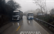 Ô tô lách qua khe hẹp giữa hai xe ngược chiều để tránh tai nạn
