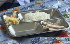Hiệu trưởng nói gì về suất cơm bán trú chỉ có vài lát chả và rau?