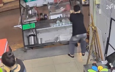 Chàng trai bất lực khi quầy cà phê pha máy bị đổ