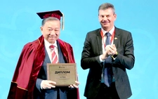 Tổng Bí thư Tô Lâm nhận danh hiệu Giáo sư danh dự của Học viện trực thuộc Tổng thống Nga