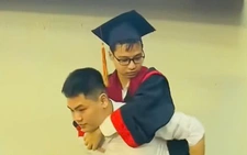 Nam sinh '10 năm cõng bạn đến trường' nay cõng bạn lên nhận bằng giỏi